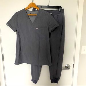 FIGS XS Graphite Like New Scrubs Set!